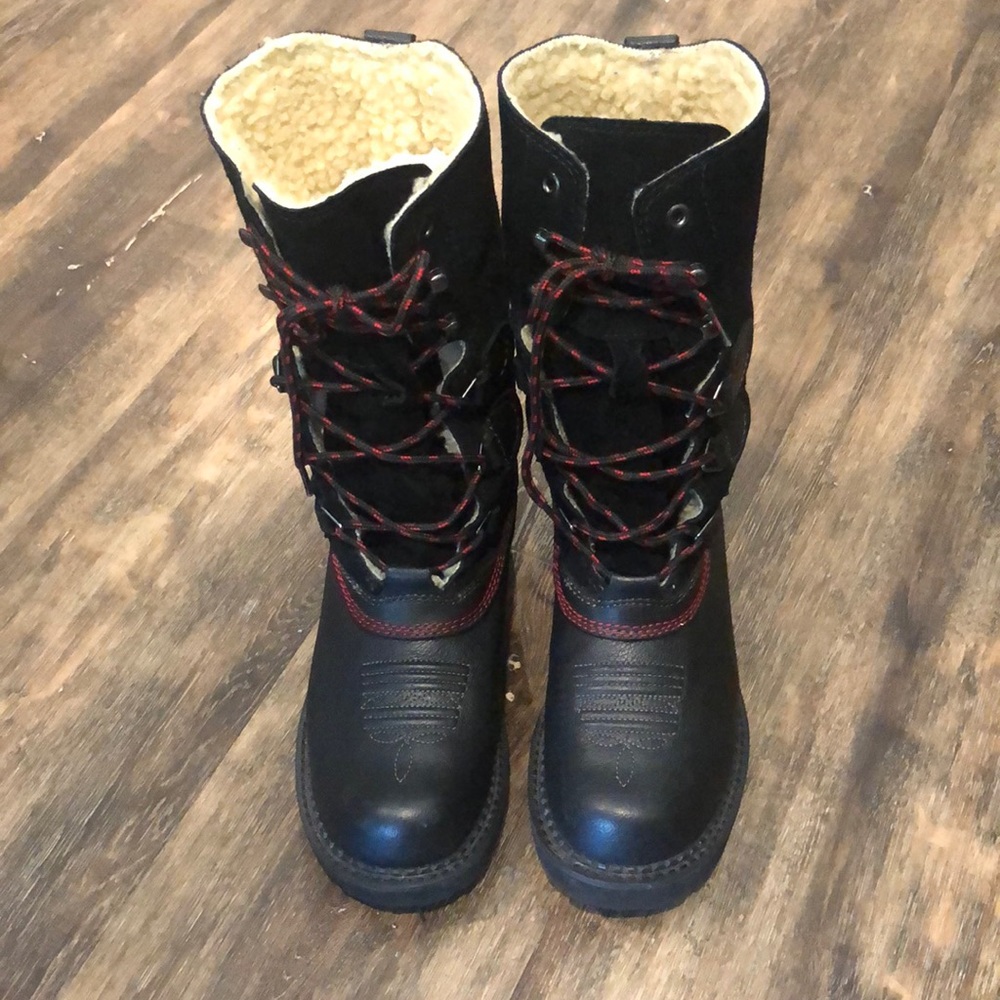 Ariat lace up boot. Black size 7 (B). Lined inside, black leather.